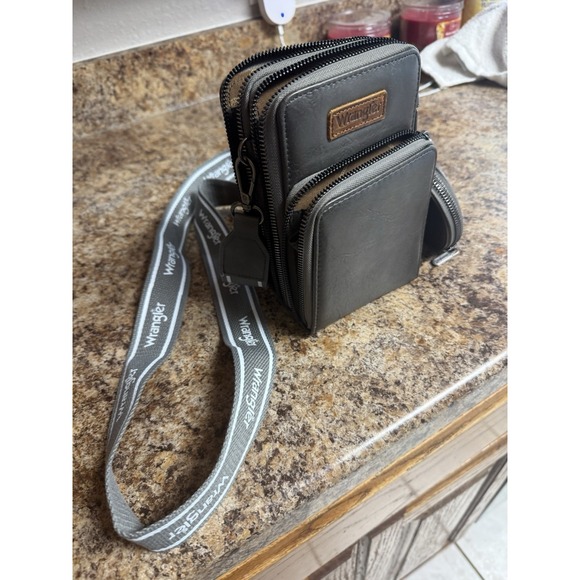 Wrangler Crossbody Sling Bag‎ Faux Leather Black Travel Utility Messenger Purse - Picture 2 of 4